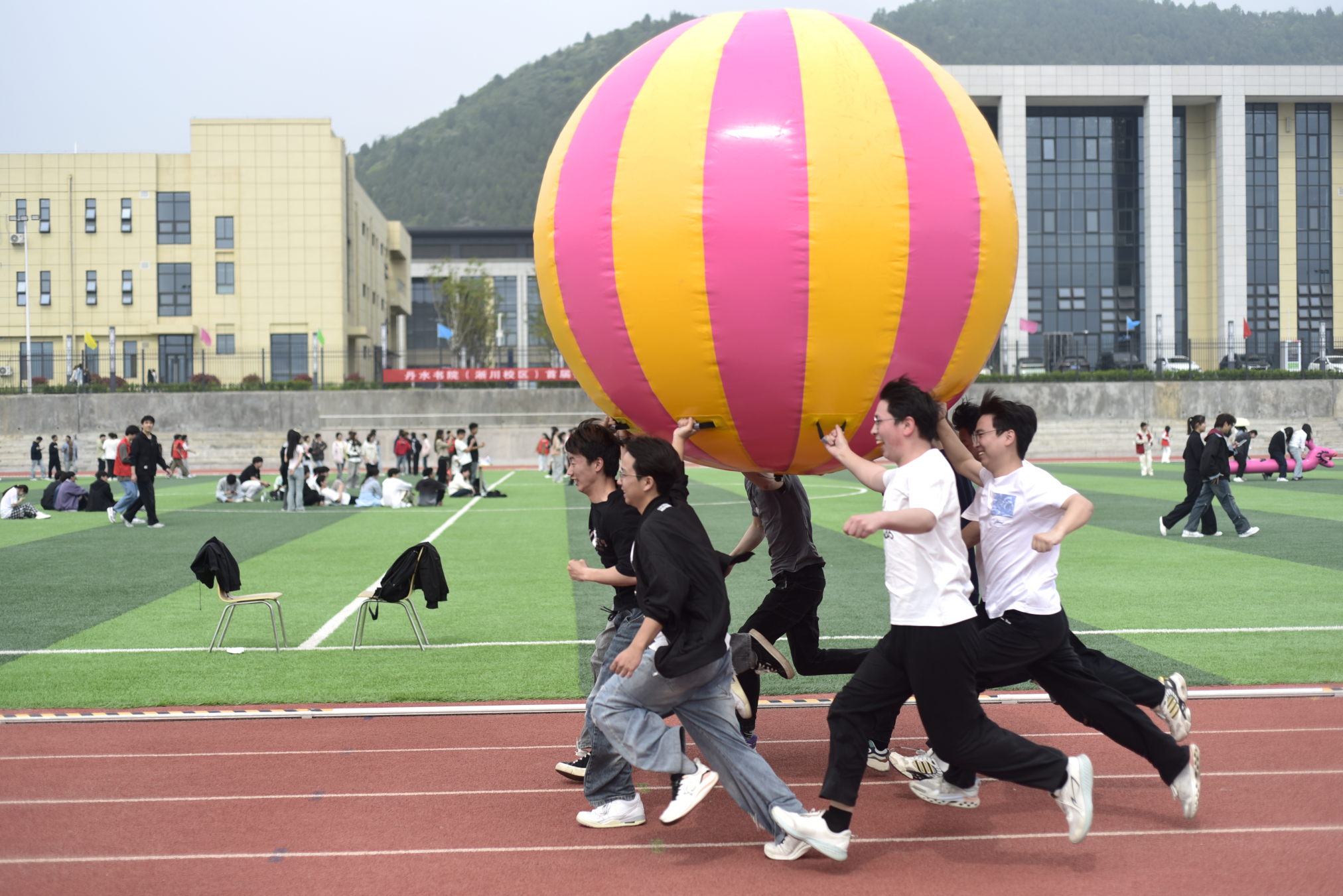 图4:持球协作跑比赛现场.png
