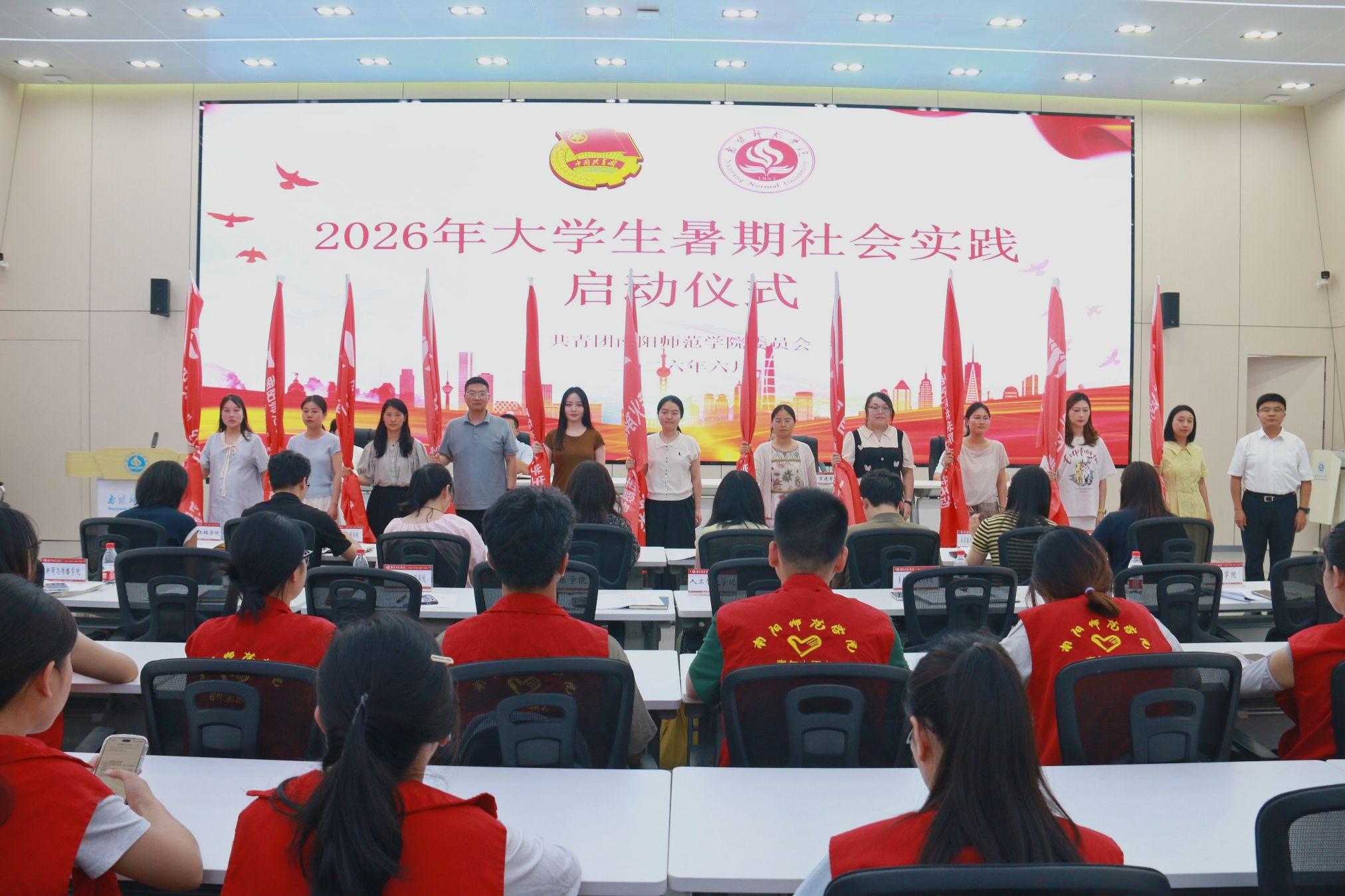 授旗合影 (2).jpg