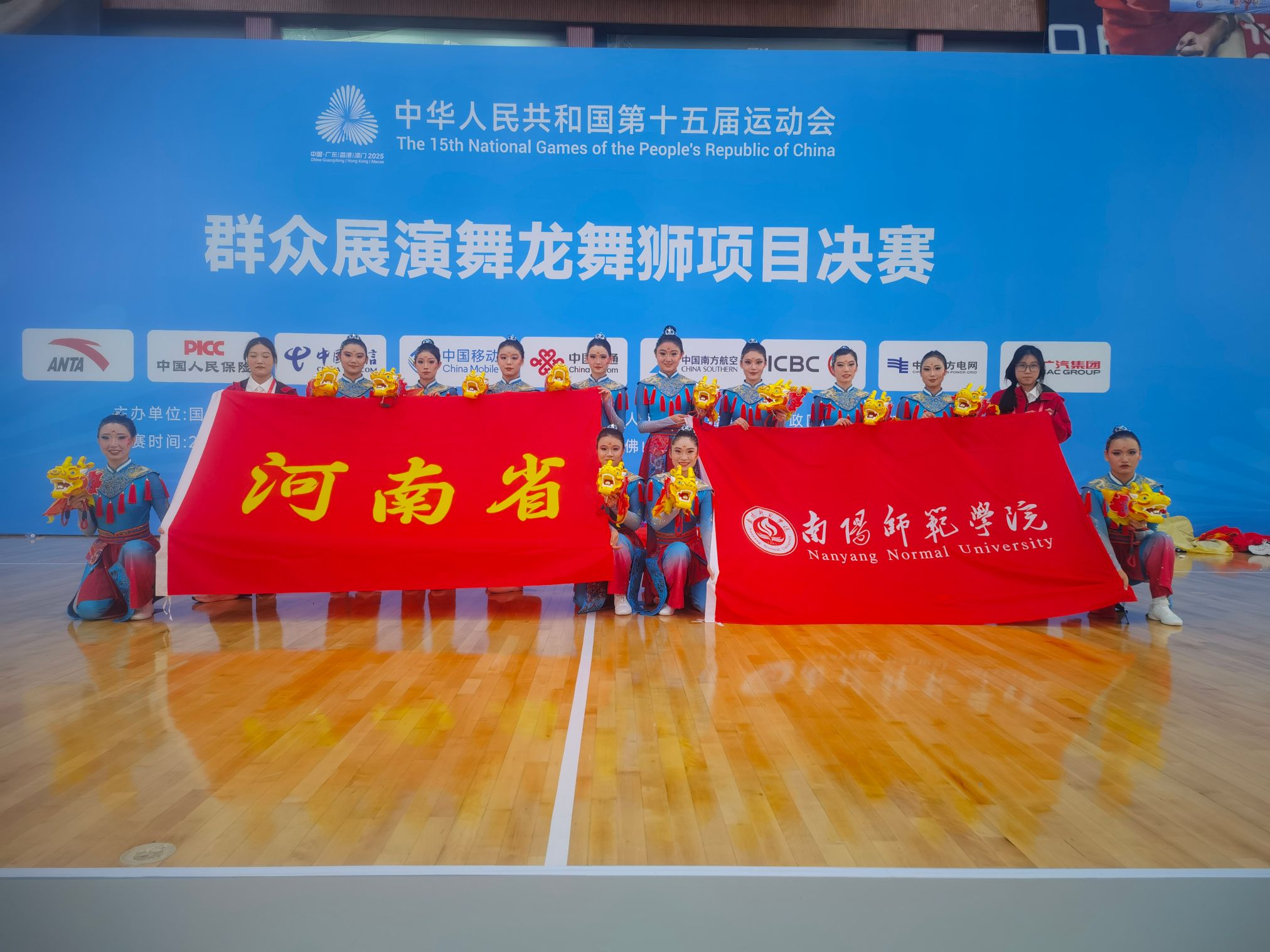 mg冰球大学生彩带龙队代表河南省在第十五届全运会中喜获铜牌.jpg