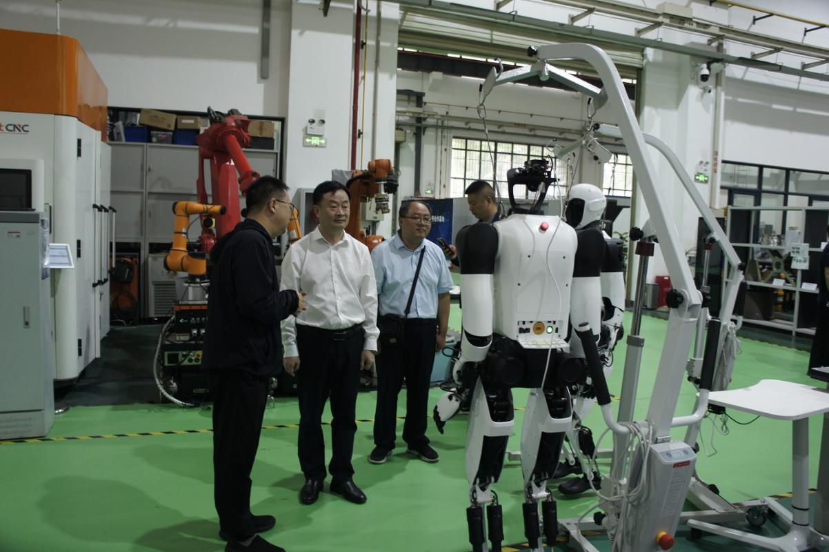 考察华中科技大学智能制造装备与技术国家重点实验室.JPG