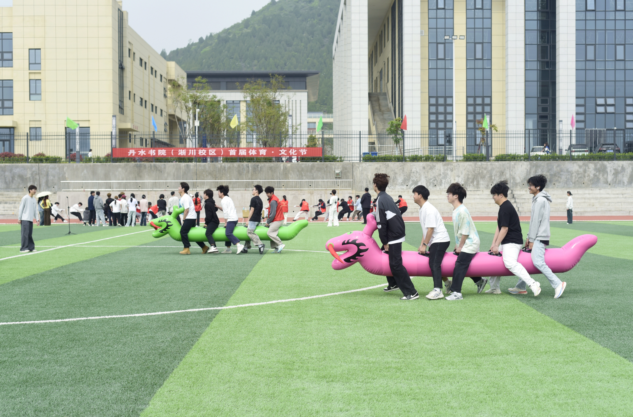 图5:旱地龙舟比赛现场.png