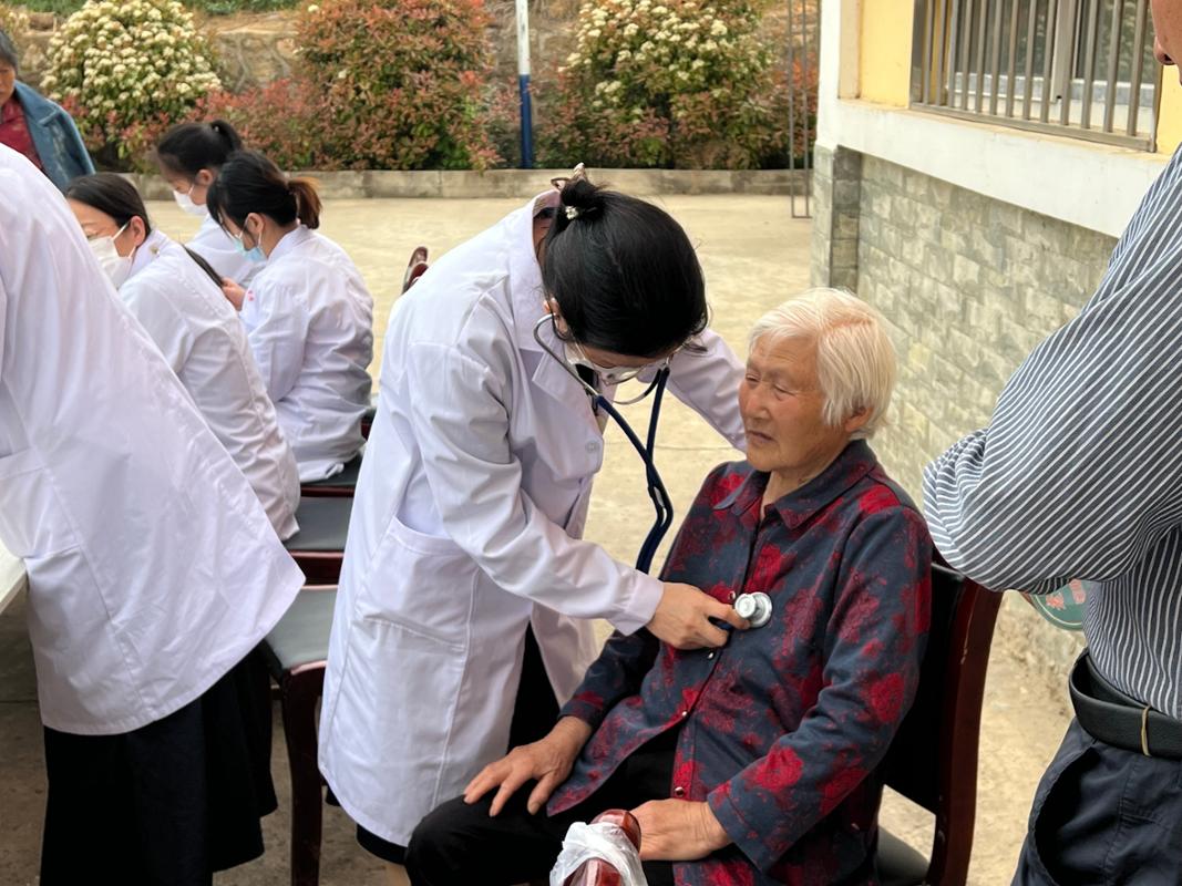 义诊现场-医生为村民心肺听诊.JPG